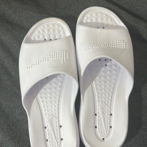 Nike shower slides never worn